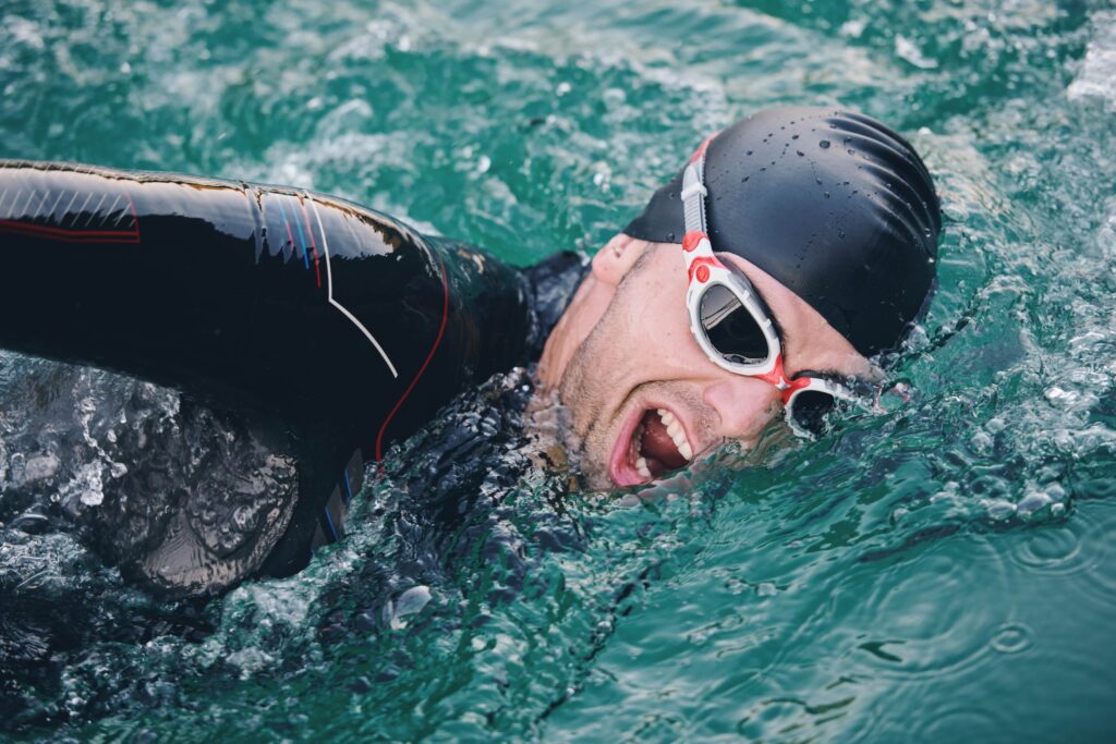 vecteezy_triathlon-athlete-swimming-2